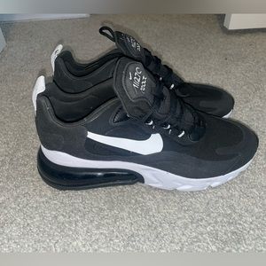 Women’s size 7 Nike Airmax 270 a black & white